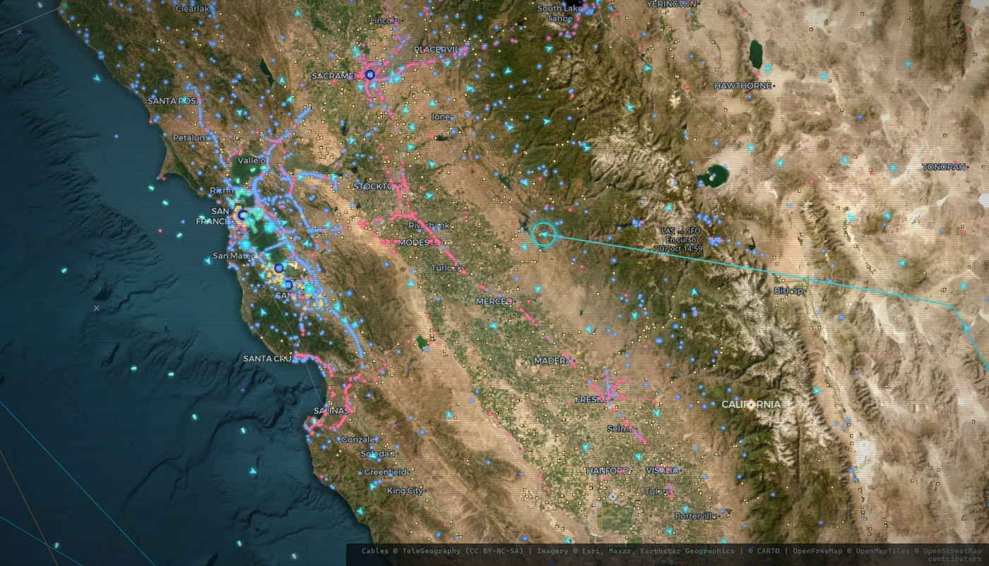 El vuelo UAL643 sobre California en el mapa 2D de ARGOS ATLAS, en satélite y con todas las capas