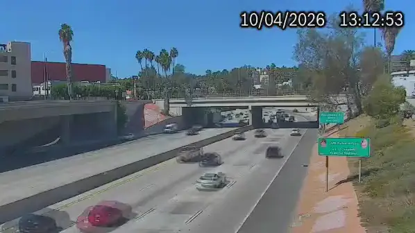 Cámara pública de tráfico de Caltrans en la US-101 a la altura de Hollywood Boulevard, Los Ángeles, acelerada ×100