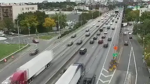 Cámara pública de tráfico del I-95 en Arthur Avenue, en el Bronx, Nueva York (511NY), acelerada ×100
