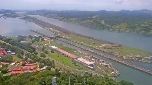 Un día entero en las esclusas del Canal de Panamá, desde Cerro Luisa, en 17 segundos: cámara pública del Canal, acelerada ×5.000