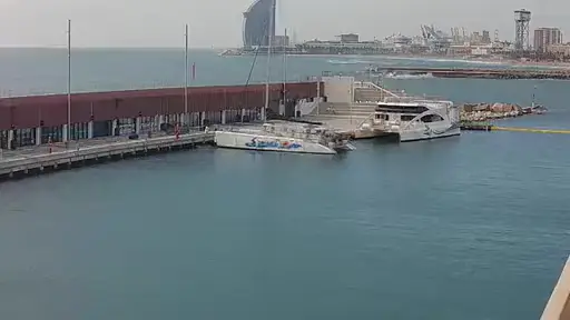 Un día entero en el Port Olímpic de Barcelona en 17 segundos, de la noche al día, acelerado ×5.000